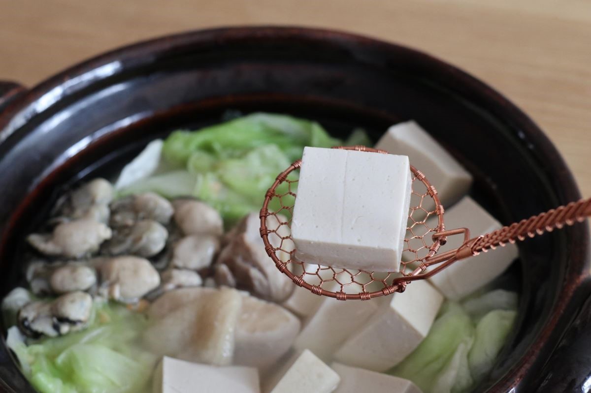 細密手工編織的金網つじ紅銅豆腐勺,把香噴噴的鮮香白菜雞湯裡,煨得甜甜暖暖的豆腐,一塊、一塊,優雅完整地盛起。 細密手工編織的金網つじ紅銅豆腐勺,把香噴噴的鮮香白菜雞湯裡,煨得甜甜暖暖的豆腐,一塊、一塊,優雅完整地盛起。